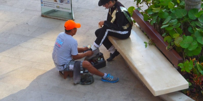 Street performer Playa Del Carmen