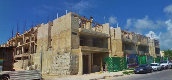 New condo buildin in Playa Del Carmen