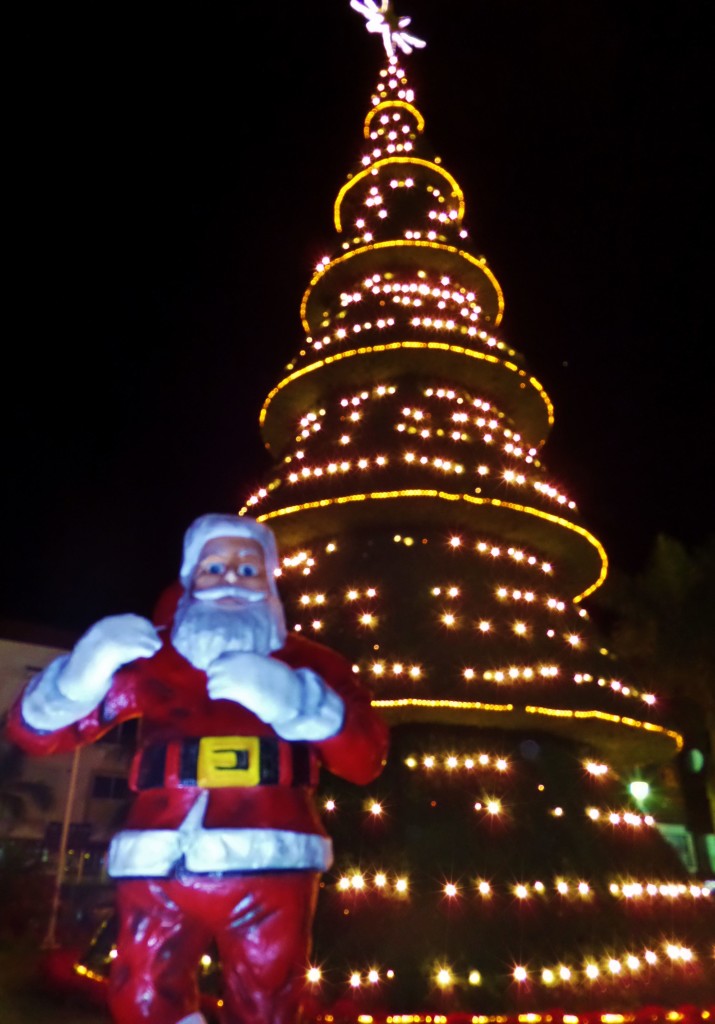 Chreistmas tree and Santa in Playa Del Carmen