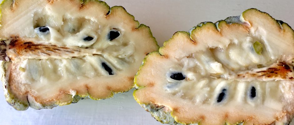 Saramuyo fruit sweetsop