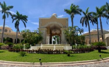 Royal Hideaway Playacar