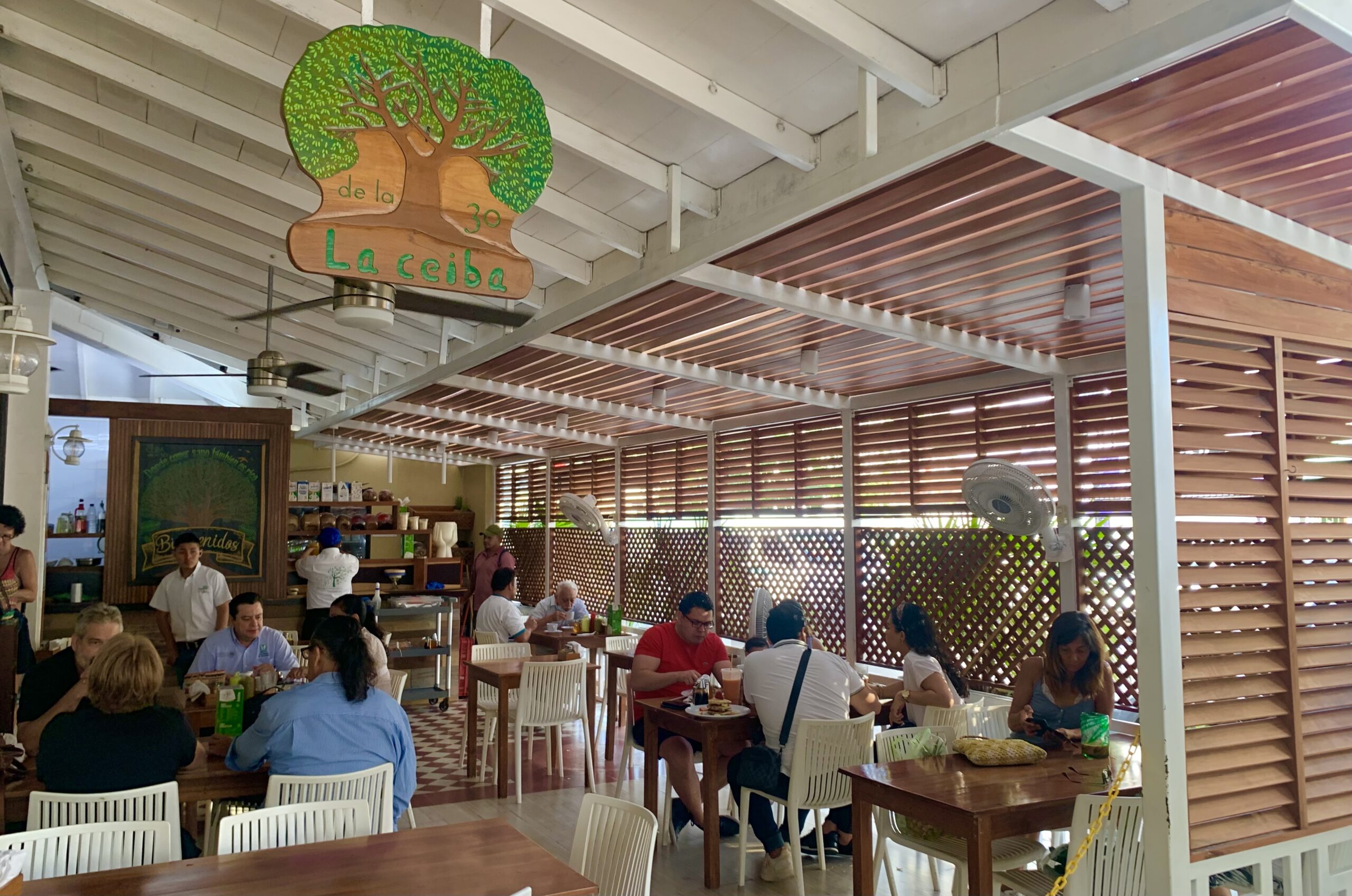 What is it like to eat at DAC Market's La Ceiba Restaurant?